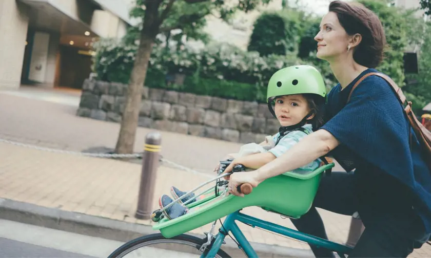 moeder en kind op de fiets
